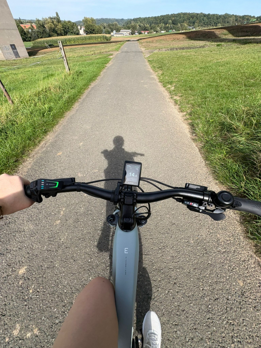 Michelle auf Ihrem neuen E-Bike Michelle auf Ihrem neuen E-Bike