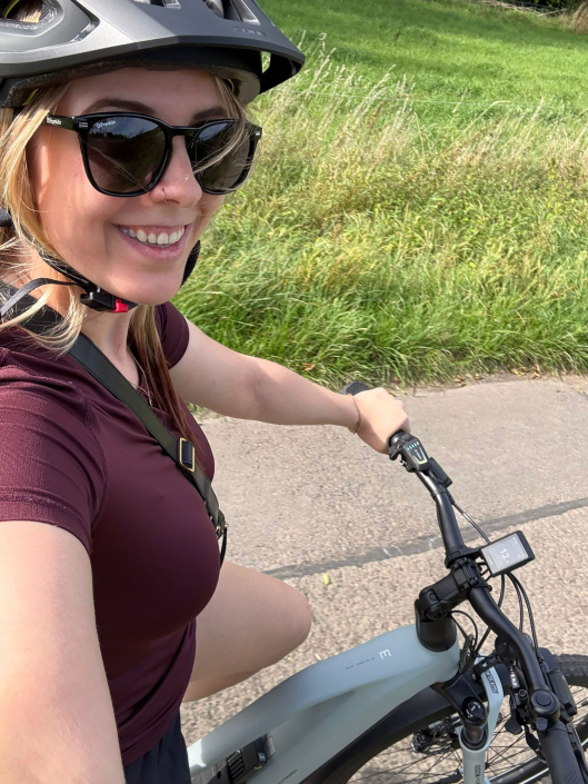 Michelle auf Ihrem neuen E-Bike Michelle auf Ihrem neuen E-Bike
